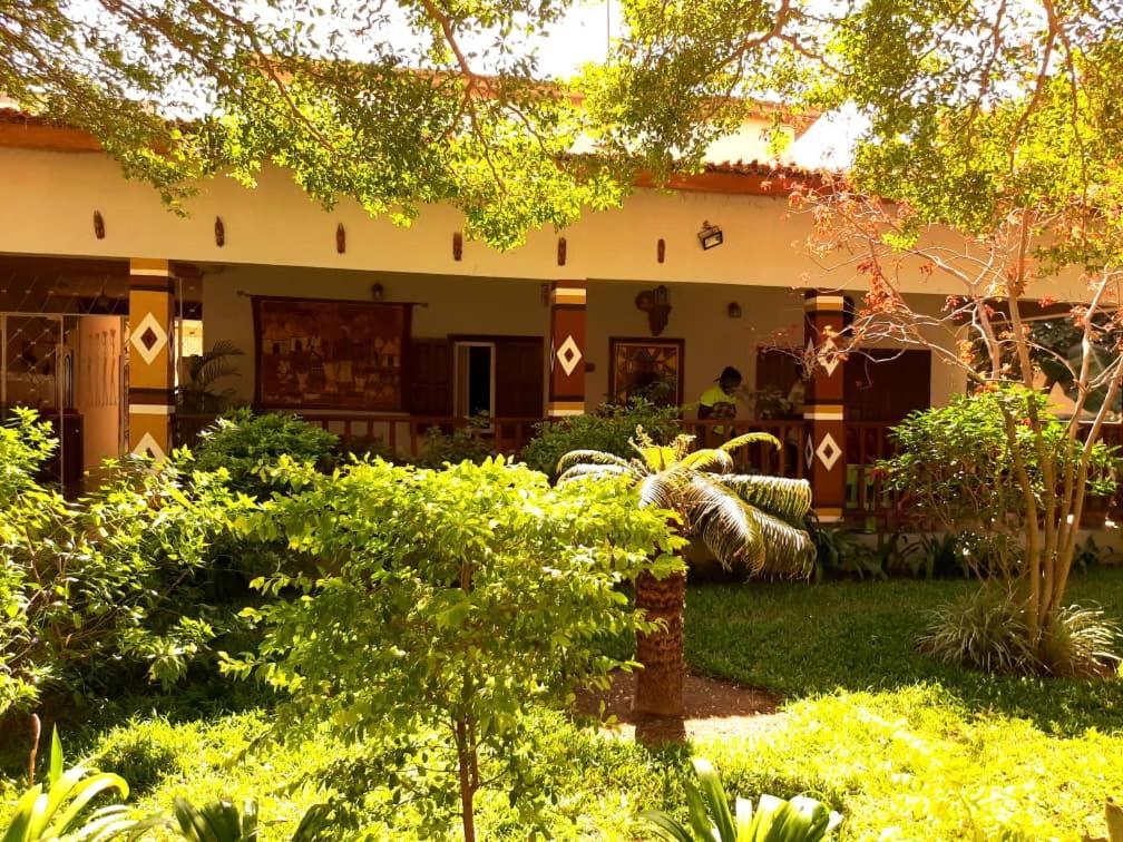 Casa Hotel Sinkiling Gambia Серекунда Екстер'єр фото