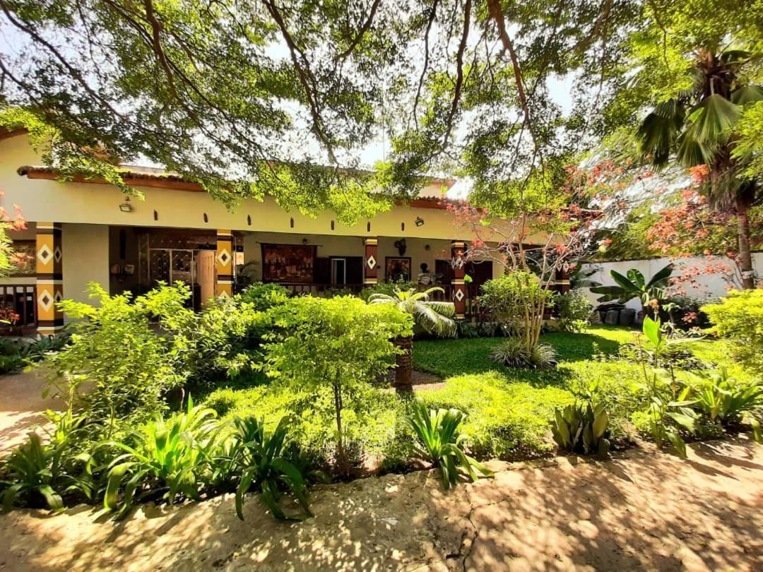 Casa Hotel Sinkiling Gambia Серекунда Екстер'єр фото