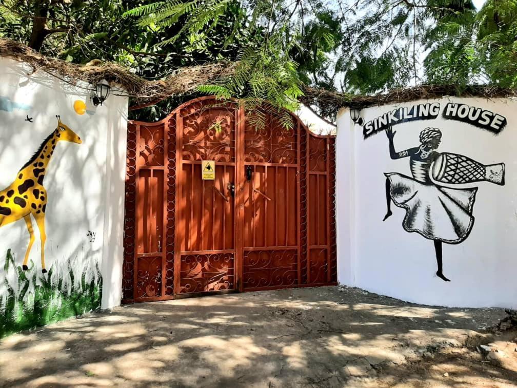 Casa Hotel Sinkiling Gambia Серекунда Екстер'єр фото
